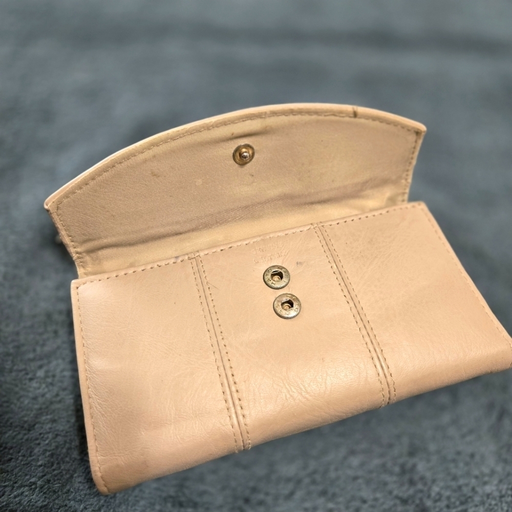 Genuine Leather Wallet Light Tan Color Gently Used with Kisslock Coin Purse - Picture 3 of 7